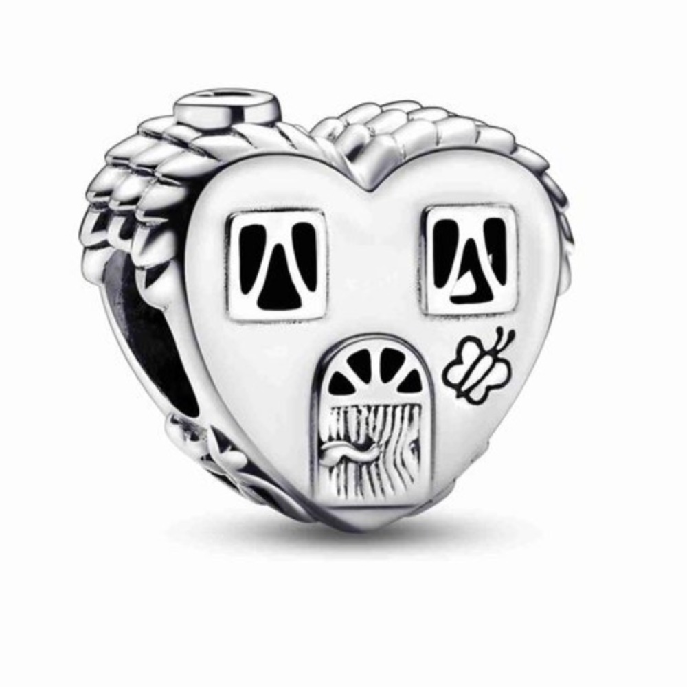 On vacation 🌴 NWOT Pandora Silver Heart Cottage Charm